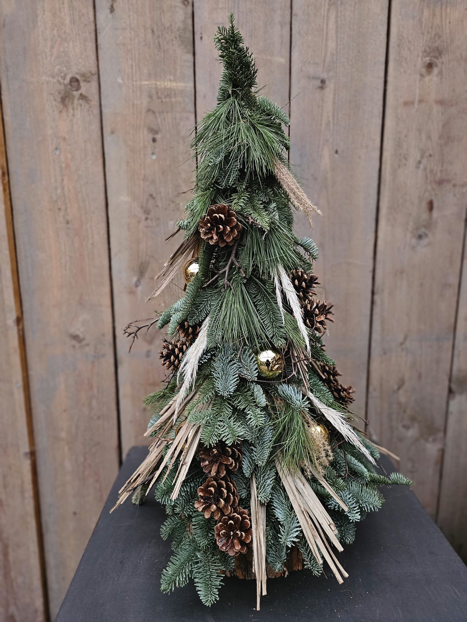 Kerstboom met schorsbak €50,-
